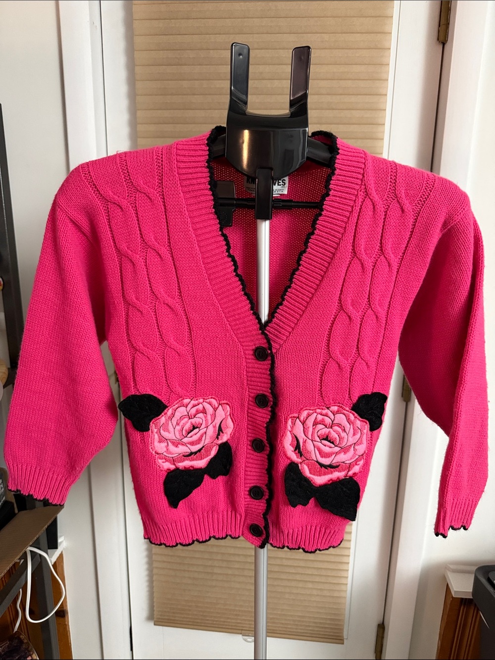 VTG hot pink & black cable-knit cropped cardigan rose appliqué P2P ~17” cottage
